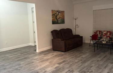 Newer Construction Home in Port Richey 3BR 2BA Bright with High Ceilings, Screened Lanai & Lake View, Fully Furnished, Conveniently Located on a Corner Lot with No Front Neighbors, Short Walk to US-19, Shops & Restaurants - Foto 16