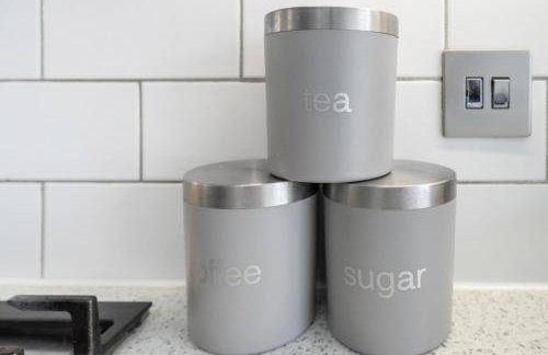 5 Min to Heathrow & Uxbridge Station with Parking - Photo 13