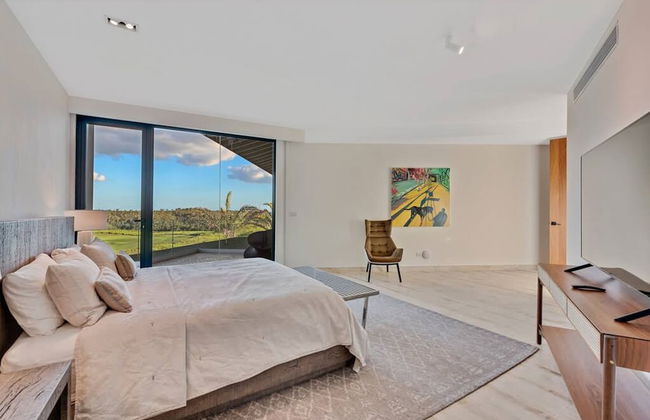 Modern 7BR Villa w Stunning Views of Golf Course - Photo 27