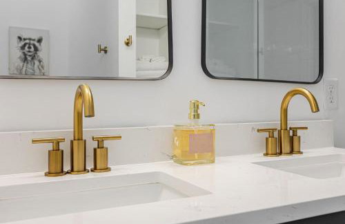 Chic 3BR Home with Fire Pit-Private Yard-Family Friendly - Foto 29