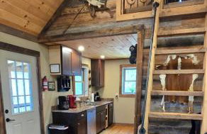 Couples Getaway Cabin with a Loft Bed - Firepit - Creek Access - Foto 3