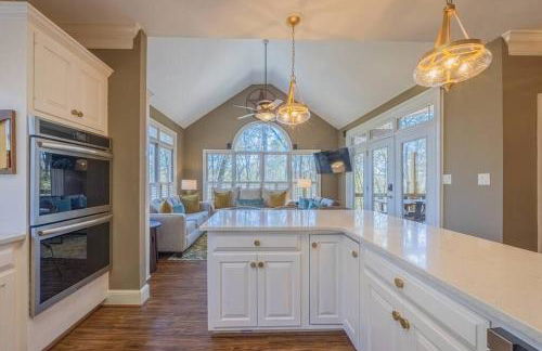 Large Luxury House, King Beds and More, Hot Tub, Theater, Fireplace, Game Room, Ping-pong, Pool Table, Air Hockey, Arcade, River, Big Kitchen, Nice Porch, Quiet, Good for Families and Large Groups, Near UGA Golf Course, Close to UGA & Stanford Stadium - Photo 36