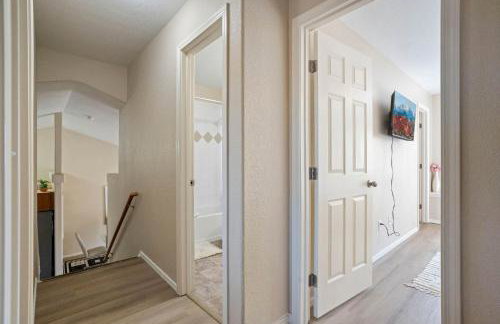 4BR w Fireplace Backyard BBQ near Peterson AFB - Foto 31