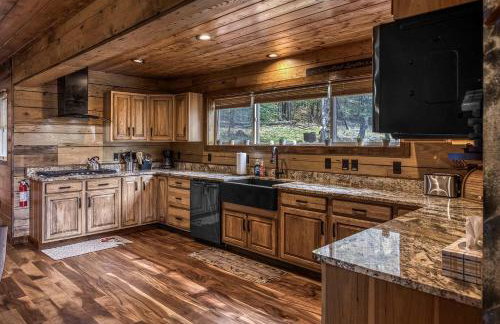 Luxury Lakeside Mountain Escape with Wraparound Deck Near Terra Alta, West Virginia - Foto 11