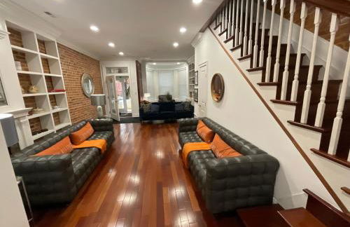 Classy Victorian Brownstone Subway Shopping - Photo 55