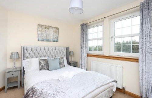 JOIVY Greenknowes Farmhouse with Hot Tub and Bar - Photo 17