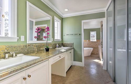 The Castle Hacienda Heights Home with Patio and Pool - Foto 14