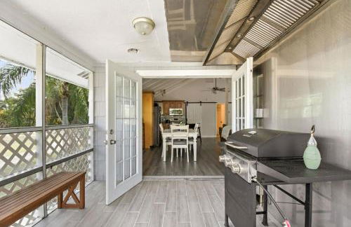 Spacious Retreat Fenced Yard Screened Deck - Photo 35