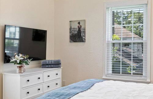 Bring the Crew! 4BR Luxe Pad, Backyard Magic & City at Your Door - Foto 30