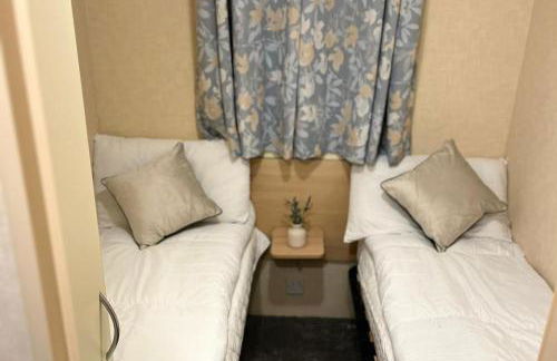 3 Bedroom Caravan - Sleeps 8 - Parking, Wifi, Pool - Foto 20