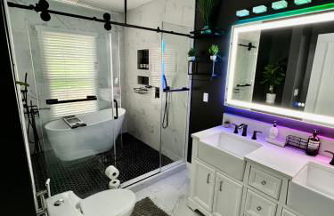 Calm 4BR-3BA 10 min DT Airport by LSP Homes - Foto 1