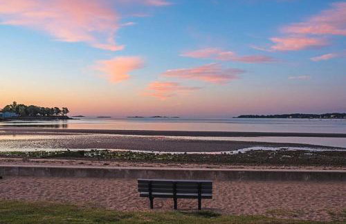 Downtown Beverly|KING BED|Minutes to Salem+Train - Photo 22