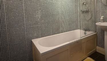 The Duff 1 Bed Flat Walk to Marina Shops and Train - Foto 5, Shower