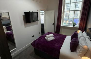 City Centre 4 Bedroom Apartment with Terrace Sleeps 10 by StaySavvy Accommodation - Foto 33