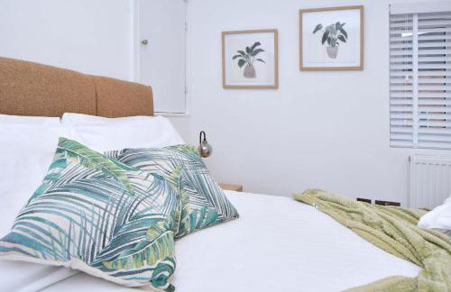 Chapel House by YourStays - Two bed cottage in Market Town of Sandbach, high end finish - Photo 24