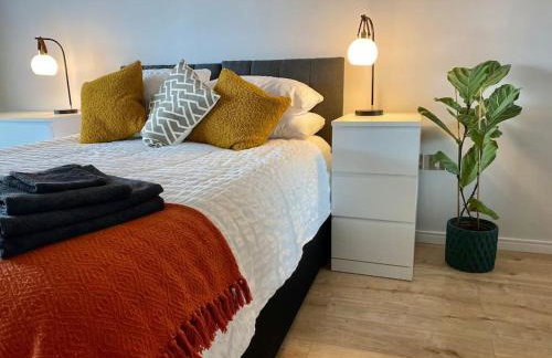 Luxury apartment close to Theatre, Barbican & Hoe 2 kings or 4 single beds secure covered parking - Foto 15