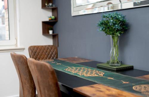 Stylish 2-Bed Flat with Balcony Near Haymarket - Pass the Keys - Foto 16