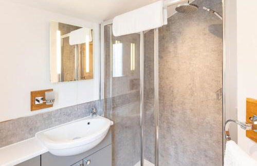 Seaside 3BD Retreat with Balcony & Stunning Views - Foto 10