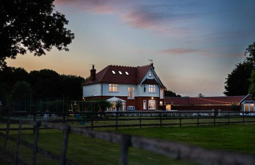 Merry Lakes - Luxury Lakeside Escape with Pool - Just 30 Minutes from London - Foto 1