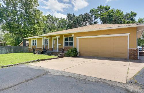 Group Getaway with Private Yard in Wichita! - Foto 28