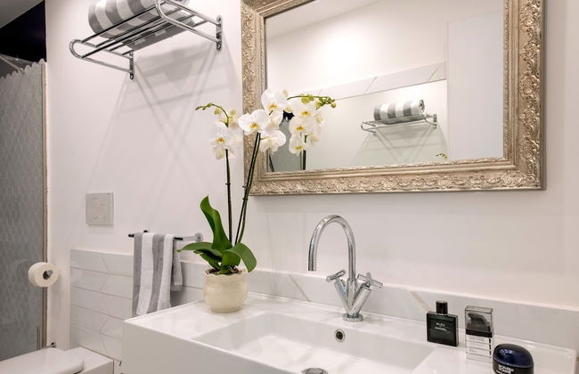 Luxury Suite with Garden and Jacuzzi - Photo 10