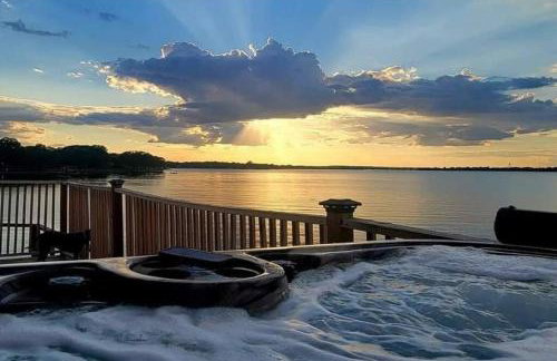 Lakefront Oasis with Private Hot Tub - Foto 1