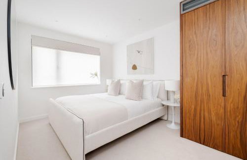 Luxury Central Mayfair Townhouse with A/C 3BR 3BA - Photo 14