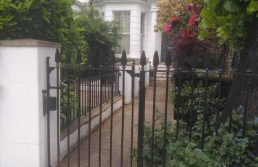 Super Kensington apt sleeps 2 to 4 with free WiFi - Foto 21