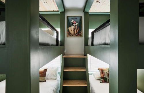 Stylish 3 Bed Retreat, Rooftop, Parking, Sleeps 10, Ensuite Baths, Bunk Room, Gourmet Kitchen, Cozy Living Space, Rooftop Views & Fire Table, Near Downtown, Distilleries & Marathon Village, 24 Hr Hospitality - Foto 15