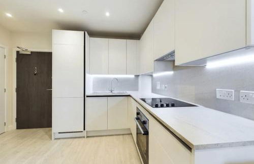 Luxury Apartment Near Train Station and Shops - Gym Access - Photo 5