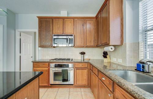 Luxury Pool Home Near Sugar Land Town Center - Photo 8