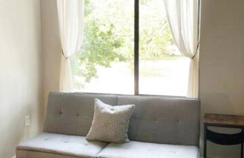 Studio Townhouse in Uptown King Bed-Wi-Fi-Full Kitchen- Washer & Dryer - Foto 12