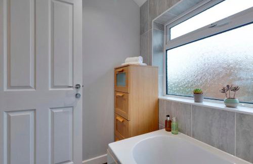 Pass the Keys Spacious and modern house with Free Parking - Photo 45