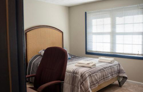 Charming 3 Bedroom Home with Spacious Living and Convenient to Shopping & Interstate - Foto 24