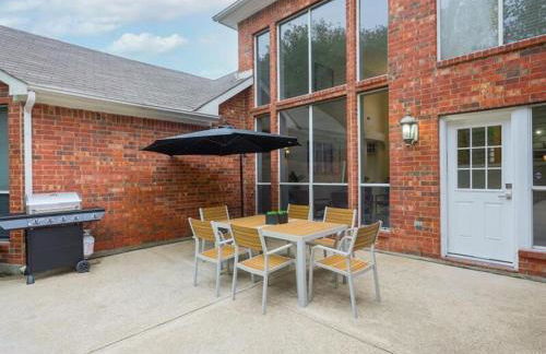 Captivating 6BR 3B Home with Pool & Fire Pit - Foto 38