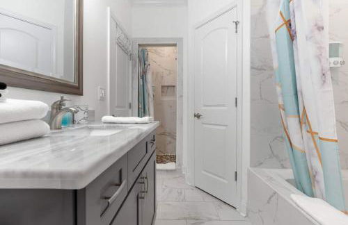 Mid-City 4BR w Pool Near Streetcar - Foto 20