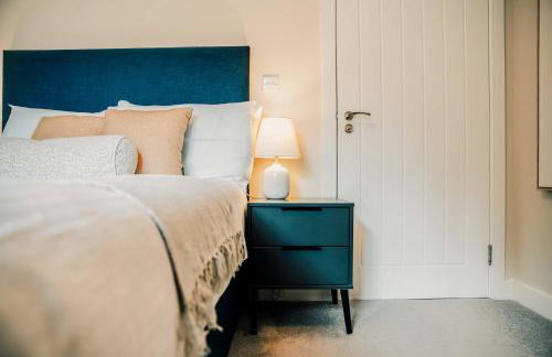 Stylish 2 Bed City Centre Apartment with Parking - Photo 23