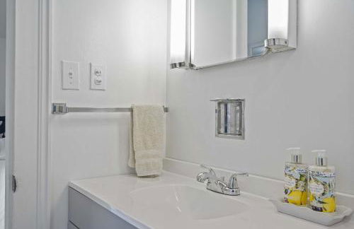 3BR Farmhouse with Porch Fire Pit Horseshoe Pit - Foto 17