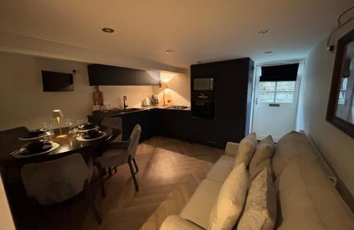 Otter Hollow - a spacious central apartment - Photo 10