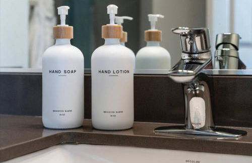 Chic 2BR • King Beds • Huge Patio • 95 Walk Score! - Foto 23