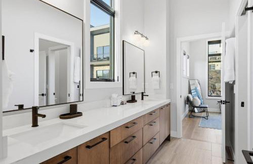 Luxury Hideout w Hot Tub Steam Shower - Photo 46