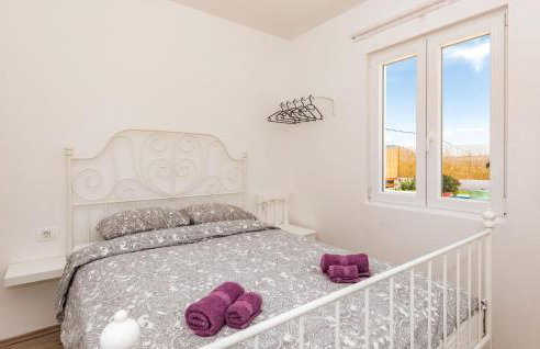 2 Bedroom Lovely Apartment In Danilo - Photo 17