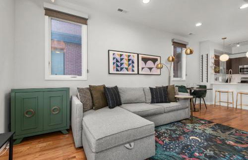 Walkable Rooftop Retreat 2BR, Workspace & BBQ - Foto 7