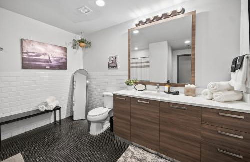 Spacious 1BR loft with flexible group sleeping - Foto 14