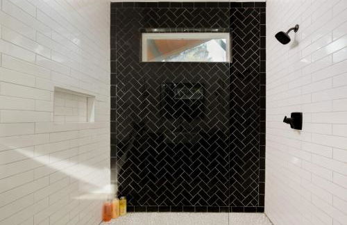 NEW Farmhouse-Chic Cabin with Hot Tub & Firepit - Foto 22