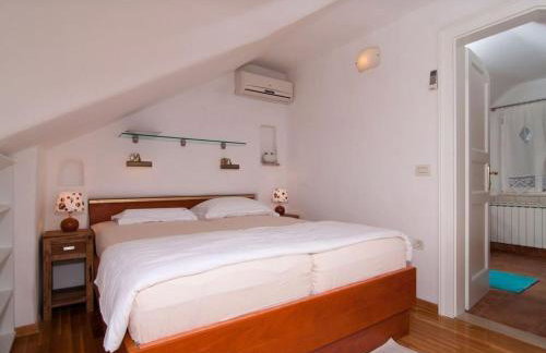 Deluxe Villa Sirena on the beach with Pool - Photo 29