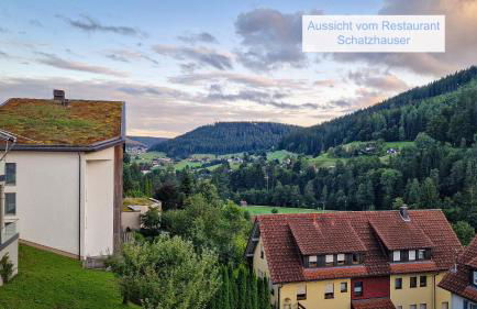 Charaktervolle 122qm Altbau-Ferienwohnung mit Stuck, viel Platz für Familien & Gruppen bis zu 8 Personen, Parkplatz inklusive - Photo 74