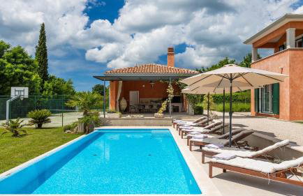 Beautiful Villa Village with tennis court in Tinj - Photo 2