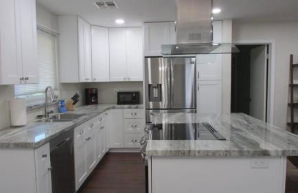 Cozy home near freeways w pool BBQ - Foto 12