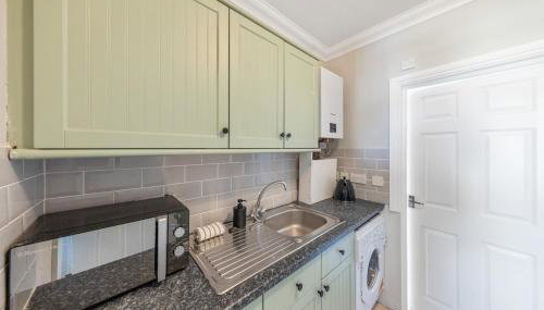 Modern King Bed WiFi Kitchen Perfect for Long Stay - Foto 4